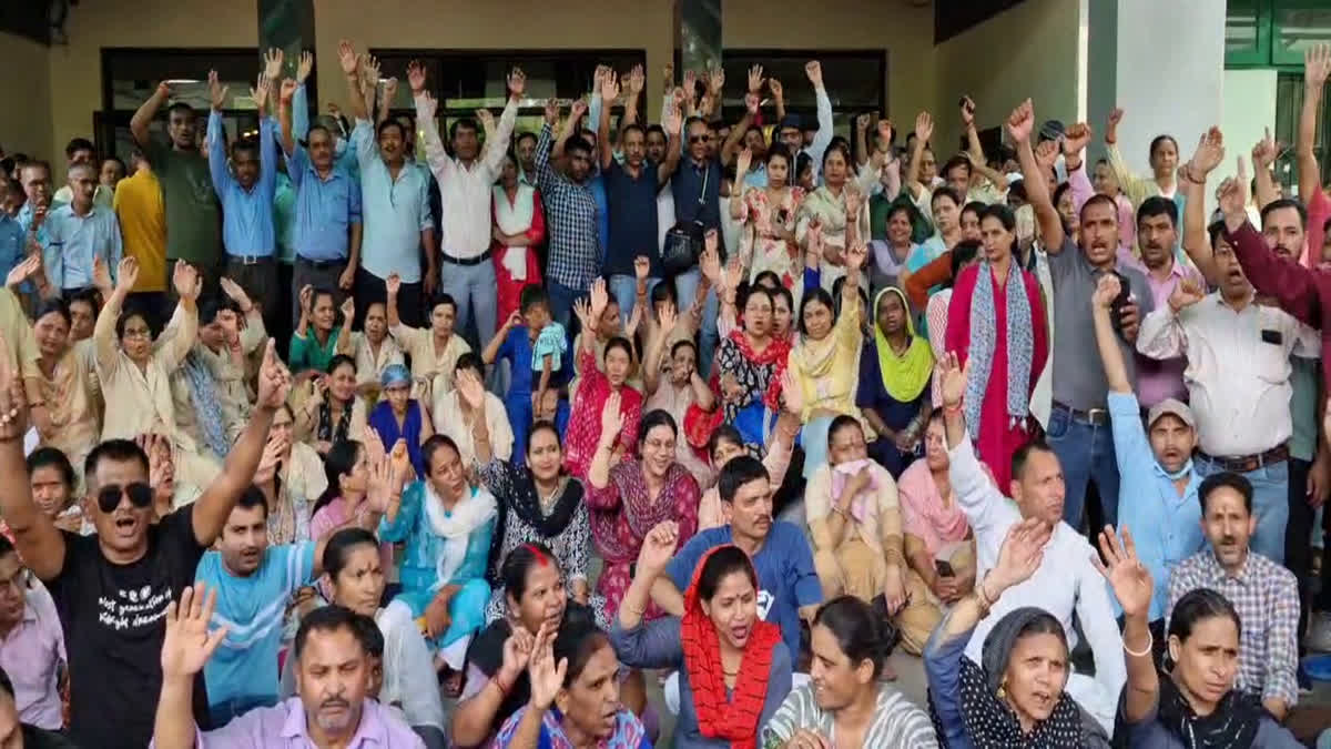 मेडिकल कॉलेज में कार्यरत उपनल कर्मचारियों ने किया कार्य बहिष्कार