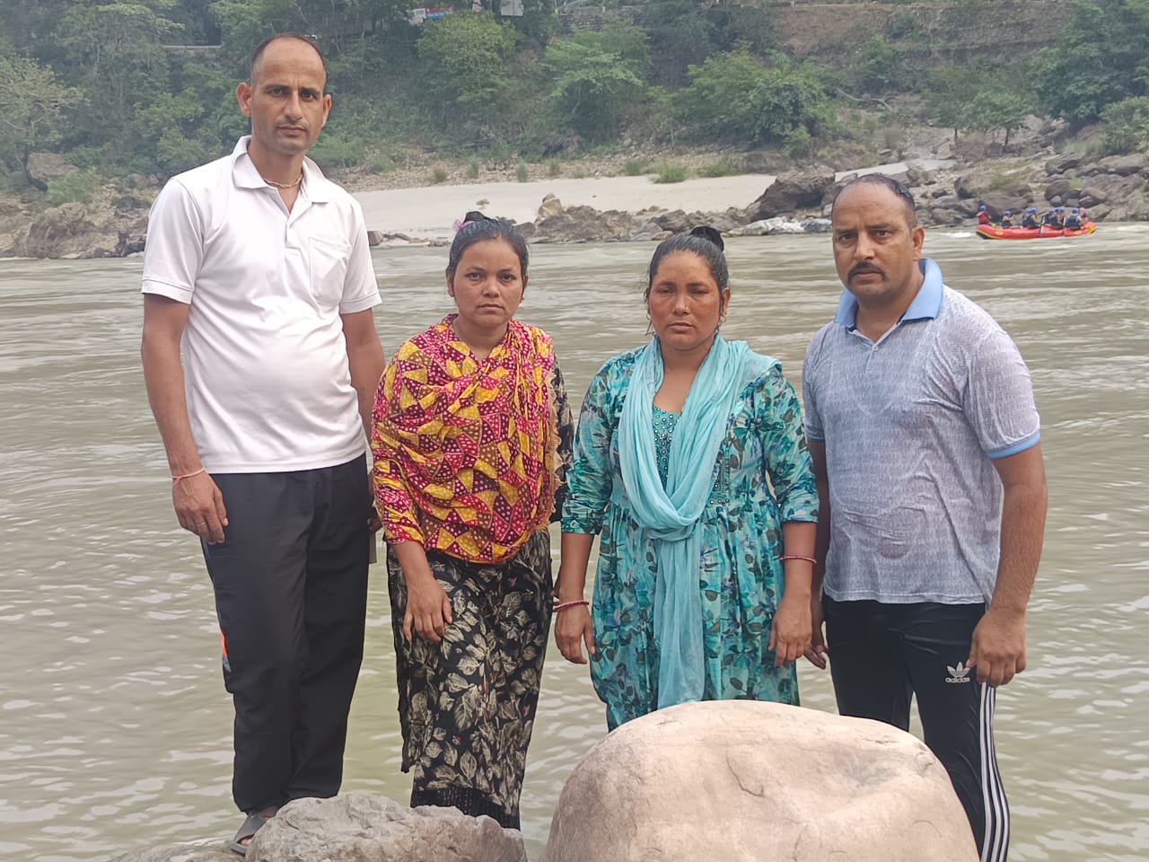 गंगा में बह रही दो महिलाओं को पुलिस टीम ने रेस्क्यू कर बचाया  