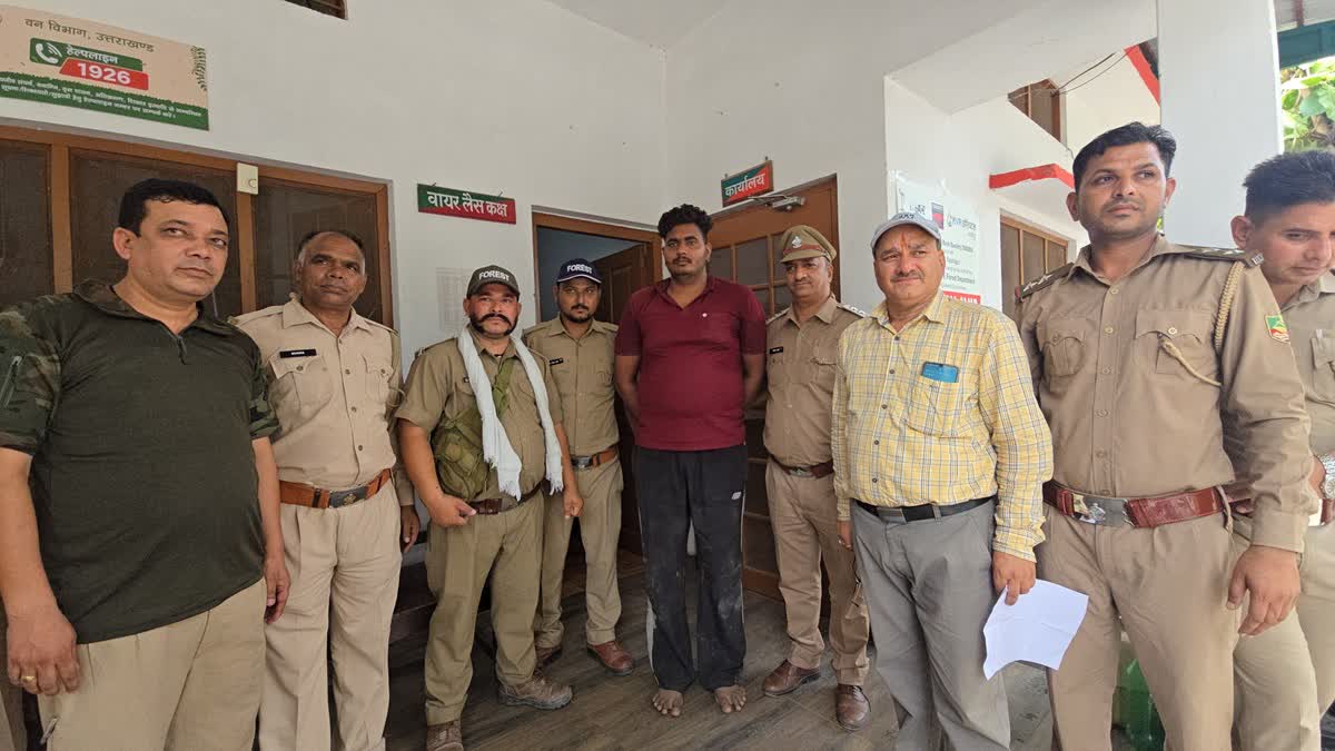 अवैध कटान और वन कर्मियों पर फायर झोंकने का आरोपी दबोचा, पांच अन्य फरार