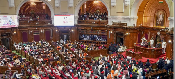 उत्तर प्रदेश विधानसभा में हंगामा, माफी की मांग पर टकराव