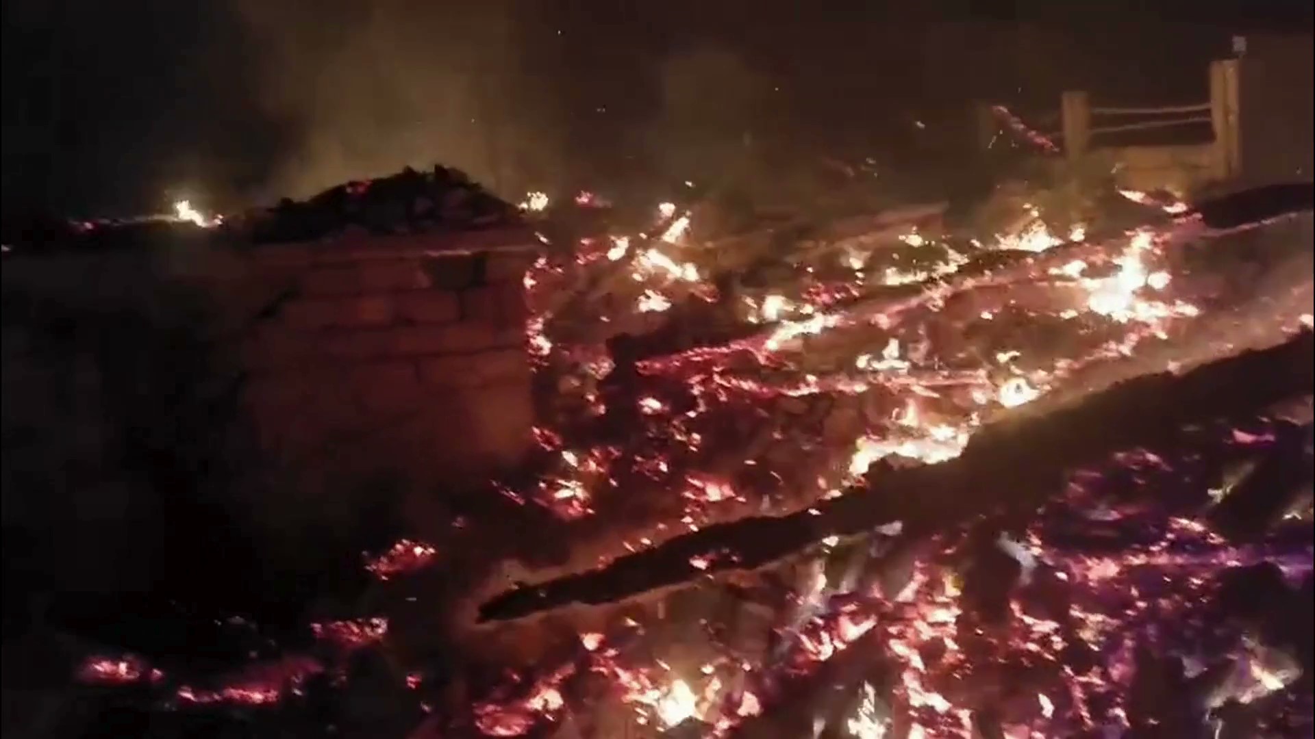 उत्तरकाशी के फिटाड़ी गांव में भीषण आग, 14 परिवार बेघर