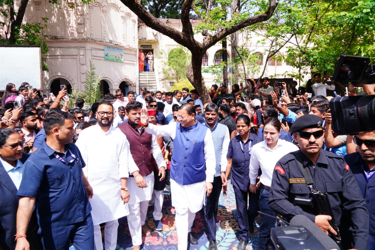 मुख्यमंत्री धामी ने डी०ए०वी० पीजी कॉलेज, देहरादून में आयोजित छात्रसंघ समारोह में छात्र-छात्राओं को किया संबोधित