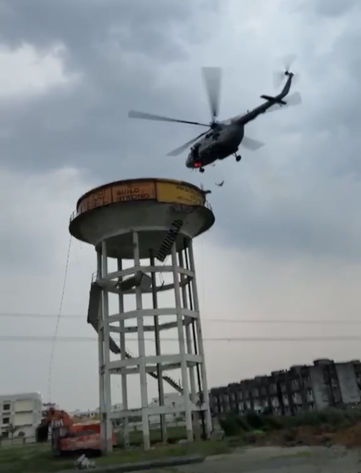 भारतीय वायुसेना ने बचाई बच्चों की जान, हेलीकॉप्टर से किया रेस्क्यू
