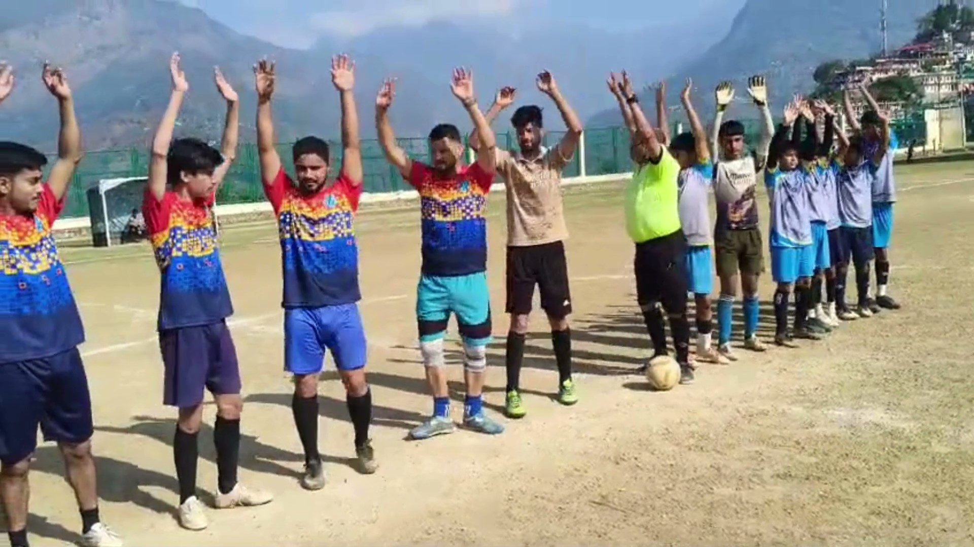 चमोली के गोपेश्वर स्टेडियम में जिला स्तरीय फुटबॉल प्रतियोगिता का शुभारंभ