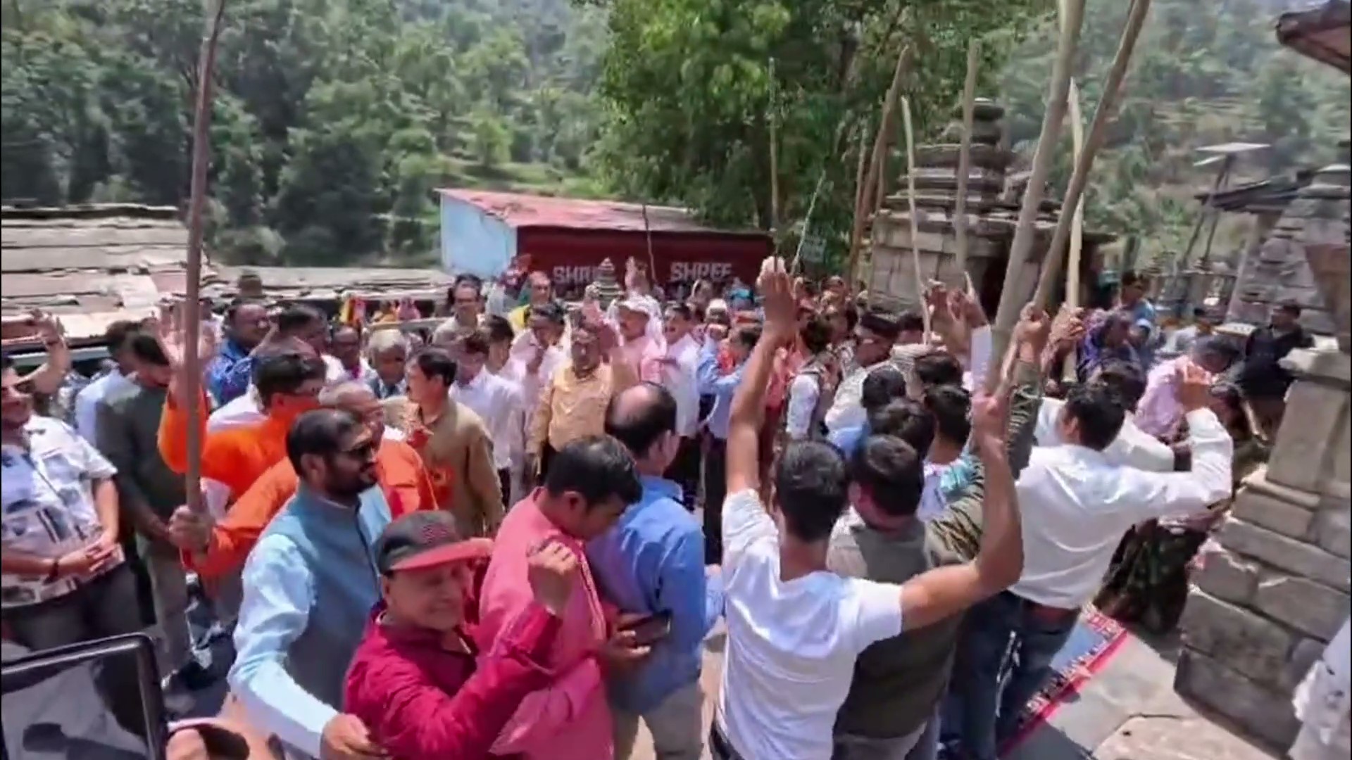चमोली स्थित आदिबद्री में “लट्ठमार कौथिक” परंपरा का आयोजन