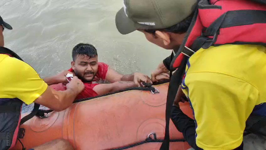 गंगा नदी के तेज़ बहाव में फंसे दो युवकों का एसडीआरएफ ने किया रेस्क्यू