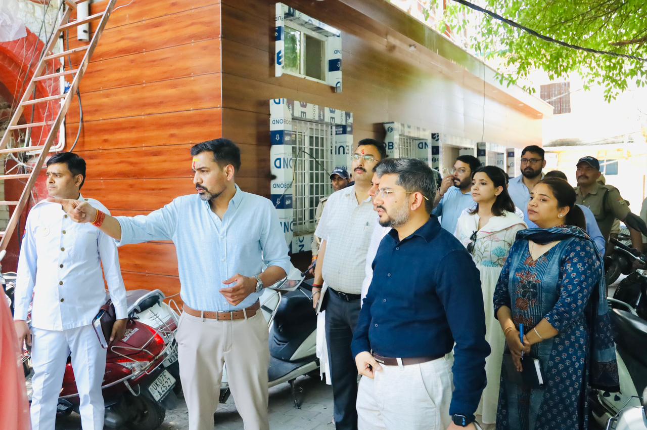 डीएम ने कलेक्ट्रेट परिसर स्थित कार्यालयों, रिकॉर्ड रूम एवं आपदा परिचालन केन्द्र का किया निरीक्षण