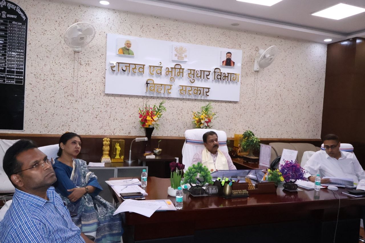 भ्रष्टाचार पर राजस्व मंत्री की सख्ती, 8 और अंचल अधिकारियों पर कार्रवाई