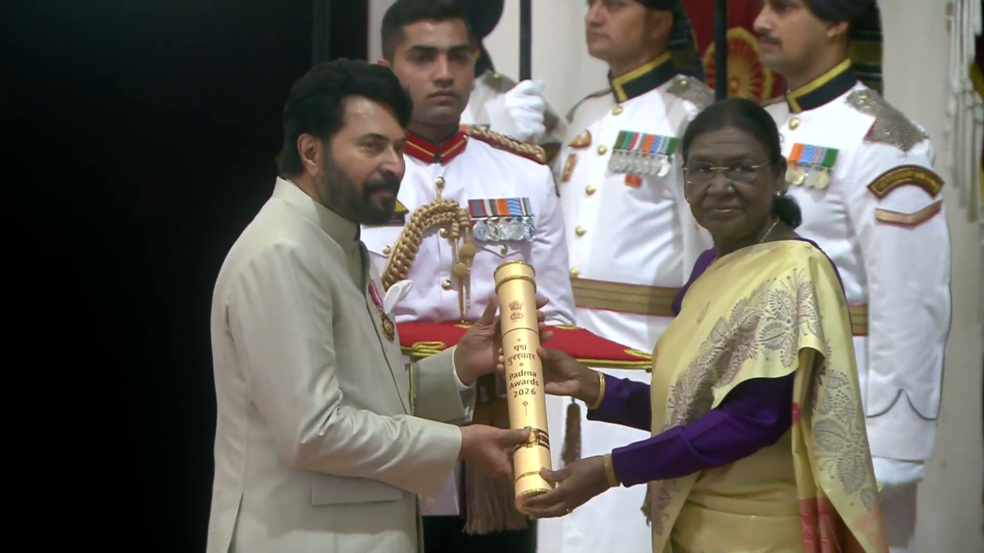 राष्ट्रपति द्रौपदी मुर्मु ने राष्ट्रपति भवन में आयोजित समारोह में पद्म पुरस्कार प्रदान किए