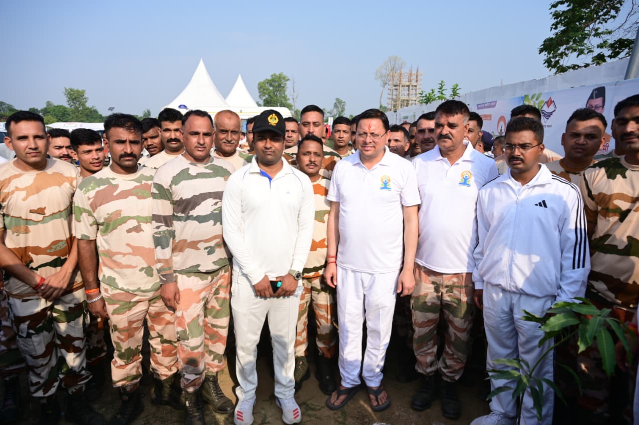 अंतर्राष्ट्रीय योग दिवस पर हजारों लोगों के साथ मुख्यमंत्री ने किया योगाभ्यास