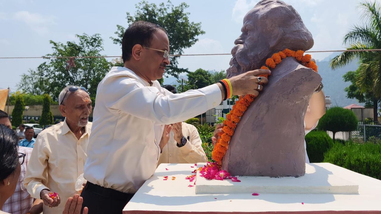 गढ़वाल विश्वविद्यालय के स्थापना आंदोलन के सूत्रधार स्वामी मन्मथन की प्रतिमा का किया अनावरण