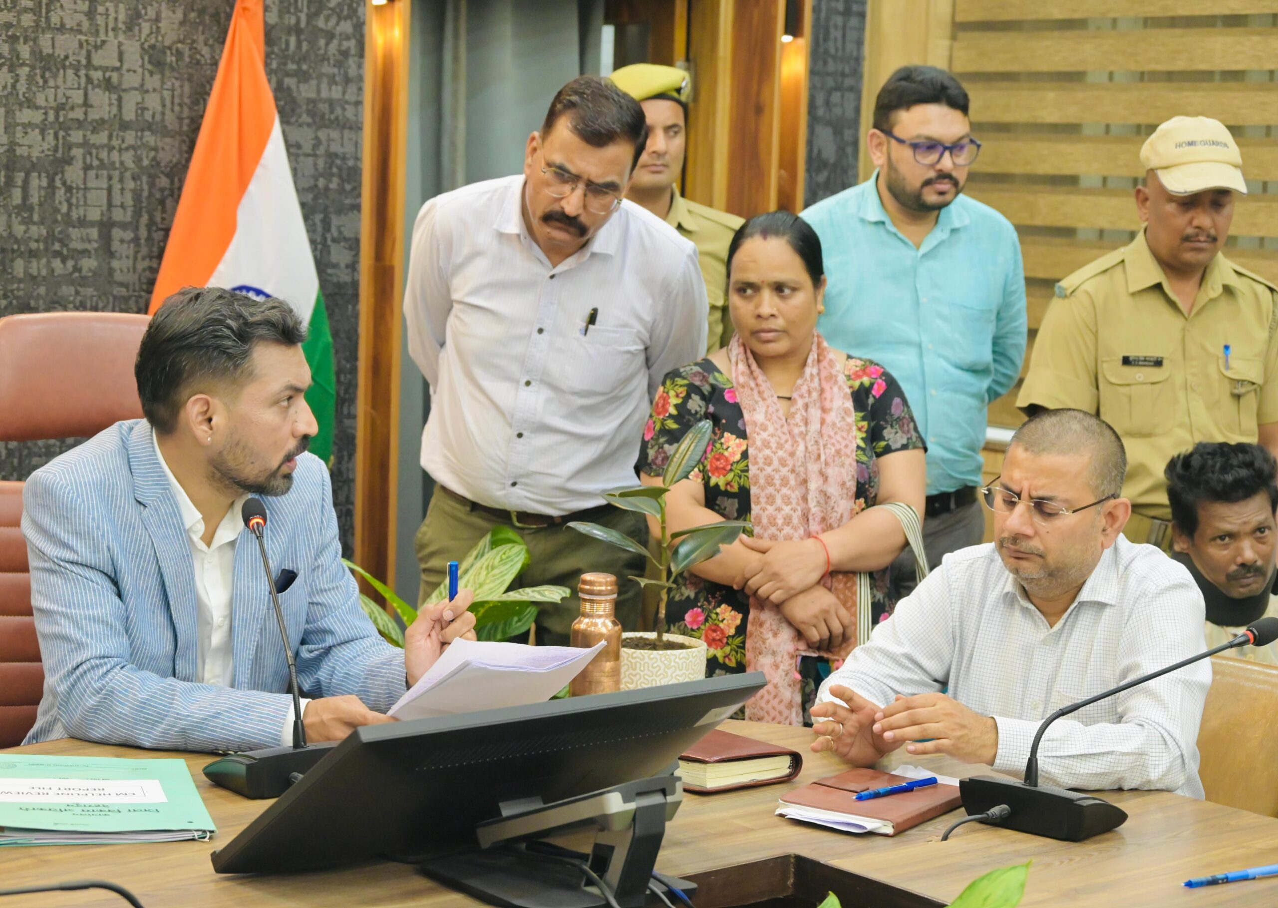 समाधान दिवस पर डीएम ने सुनी 171 फरियादियों की समस्याएं