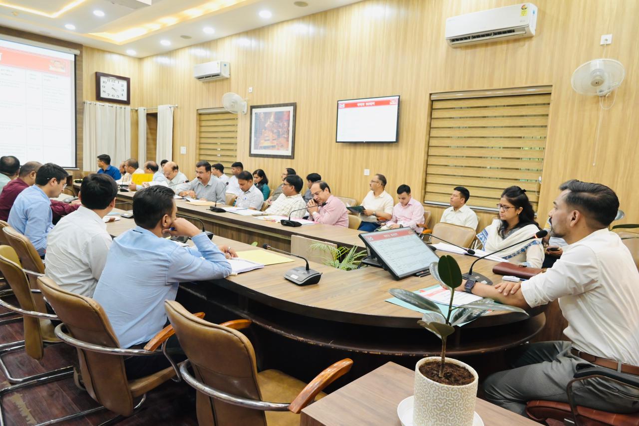जन आकांक्षाओं से जुड़ी हैं मुख्यमंत्री घोषणाएं, युद्धस्तर पर पूरा करें कार्य: डीएम