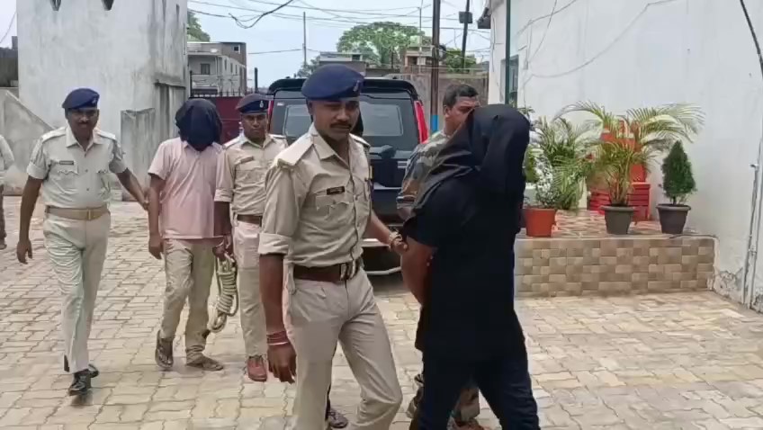 ग्रामीणों की सतर्कता से नाकाम हुआ अपराध, धनबाद में 3.20 लाख रुपये के साथ तीन आरोपी गिरफ्तार