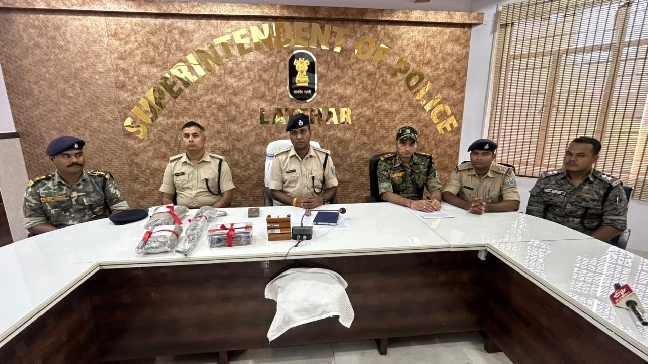 नक्सलियों पर पुलिस का प्रहार जारी, रविंद्र गंझू की निशानदेही पर एके-56 और 90 गोलियां बरामद