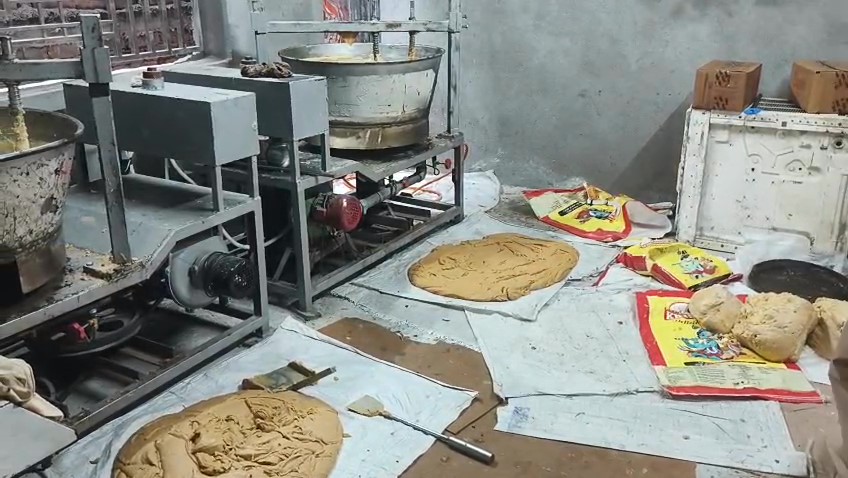 देवघर में खाद्य सुरक्षा विभाग की बड़ी कार्रवाई, 500 किलो संदिग्ध पेड़ा और खोवा जब्त
