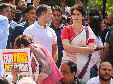 आकाशवाणी भवन में धरना देने पर राहुल, प्रियंका समेत कई नेताओं पर FIR