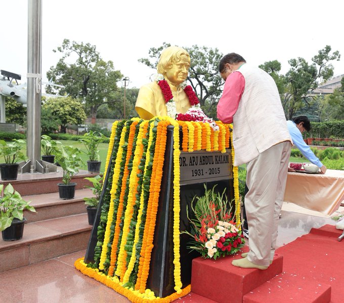 ‘मिसाइल मैन’ डॉ. एपीजे अब्दुल कलाम की जयंती पर DRDO ने पुष्प अर्पित कर किया नमन