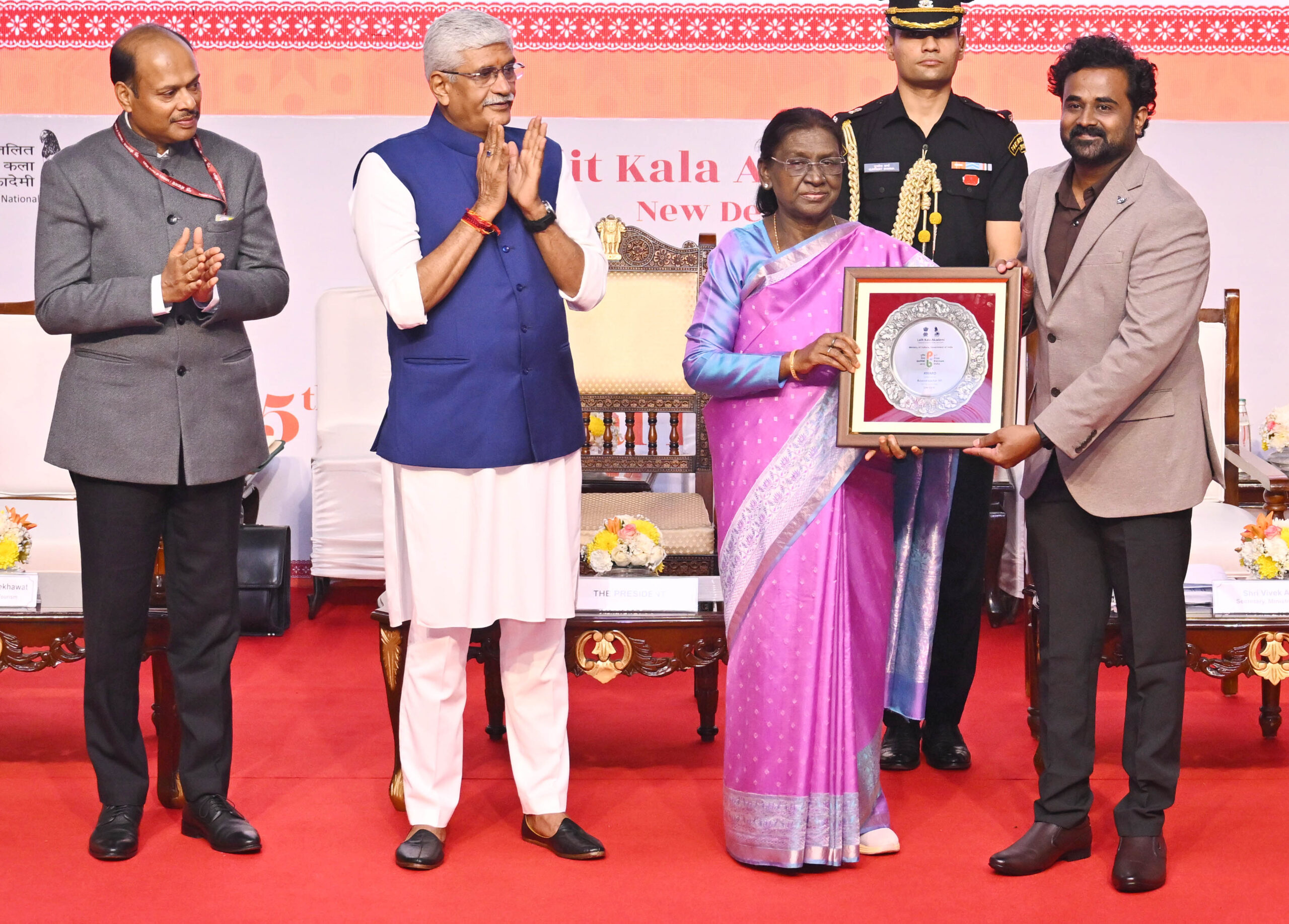 राष्ट्रपति द्रौपदी मूर्मू ने ललित कला अकादमी पुरस्कार से कलाकारों को किया सम्मानित