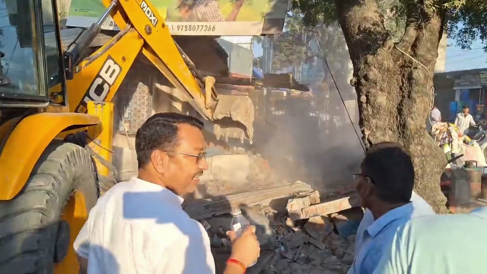 सड़क चौड़ीकरण के लिए करीब 30 अतिक्रमण ध्वस्त